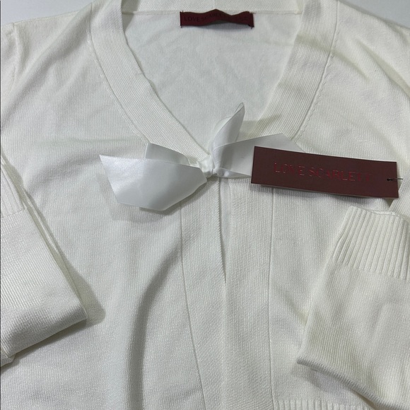 Elegant Women's V-Neck Sweater in Cream - Picture 10 of 16